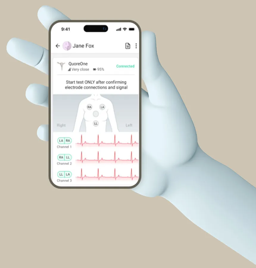 celular na mão mostrando os dados coletados na tela do App