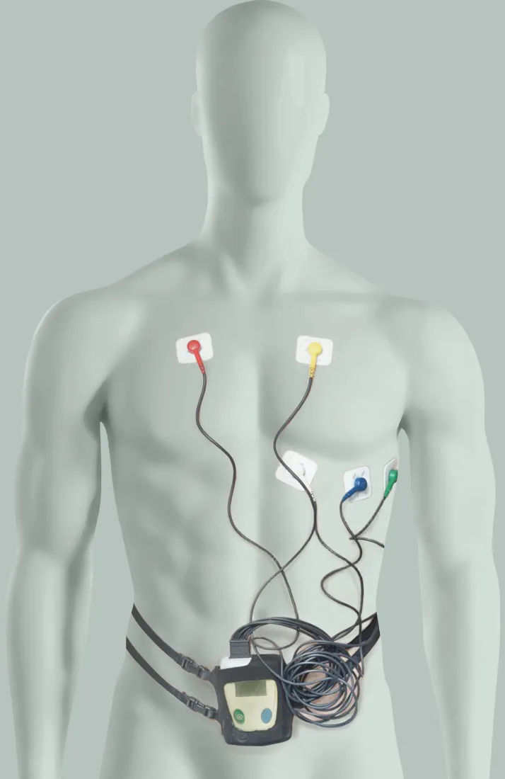 Holter tradicional cheio de fios conectados ao corpo