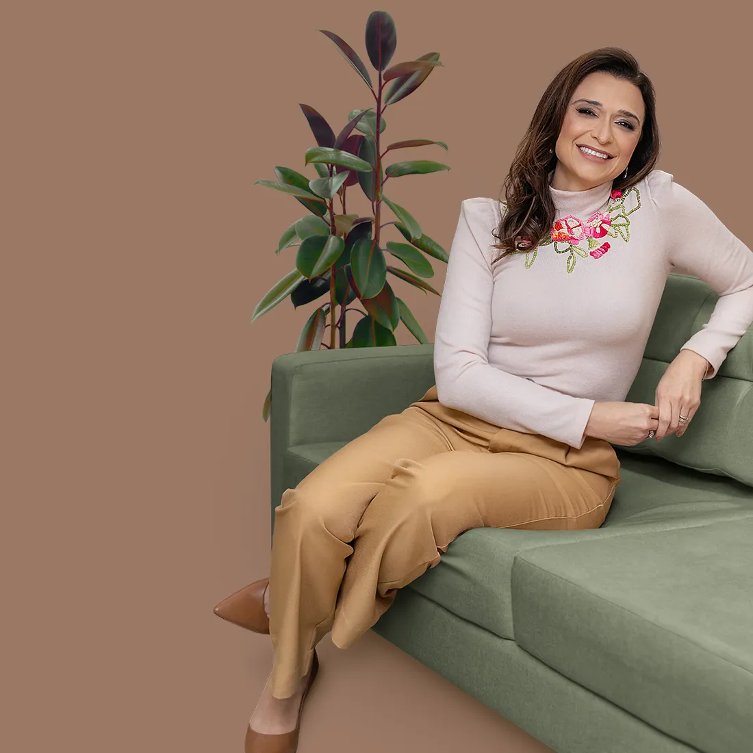 dra fabiula cardiologista sentada no sofa sorrindo